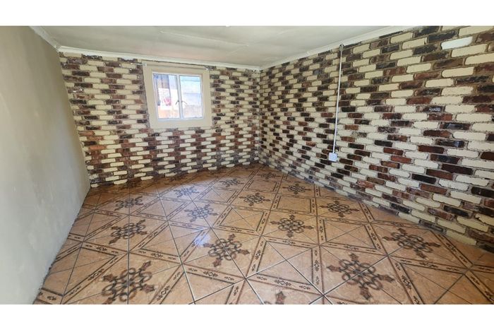 For Sale: House in Brakpan Central with 26 rental rooms and high income potential.
