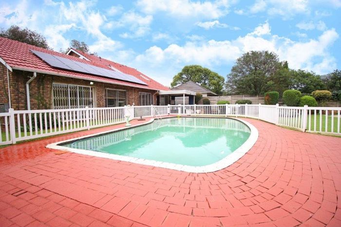 Elma Park House For Sale: 4 Bedrooms, pool, study, ample parking, solar features.