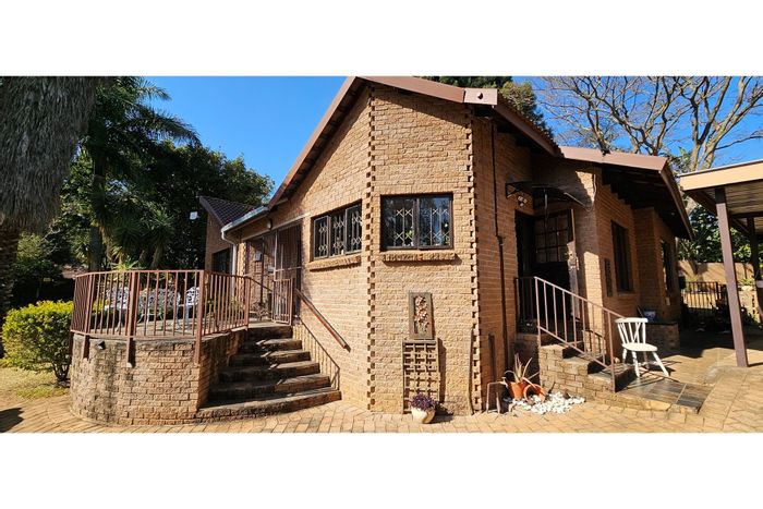 3-bedroom house with pool, garden, and covered parking in Kingsview, To Rent.