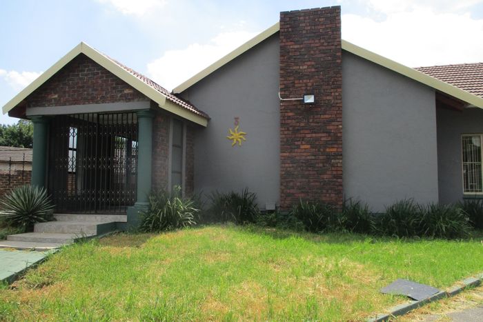 For Sale: 4-Bedroom House in Kempton Park Ext 5 with Development Potential.