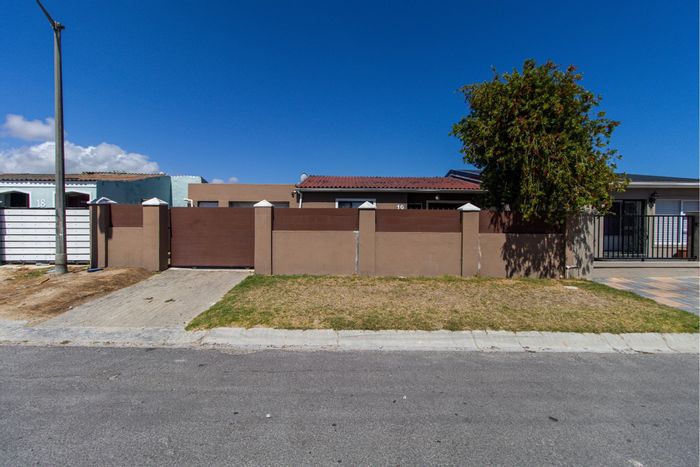 Deaconville House For Sale: 3 bedrooms, garage, entertainment area, near amenities.