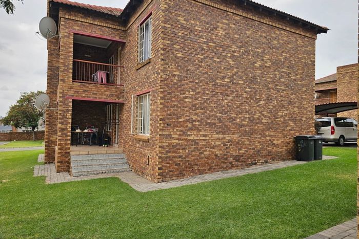 To Rent: 2-Bedroom Apartment in Noordwyk with Pool, Garden, and Secure Access.