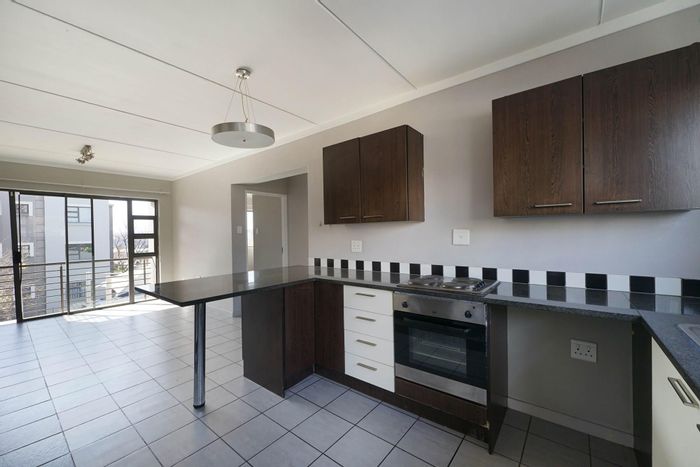 Dainfern Apartment To Rent: 2 beds, pool, tennis court, and study space.