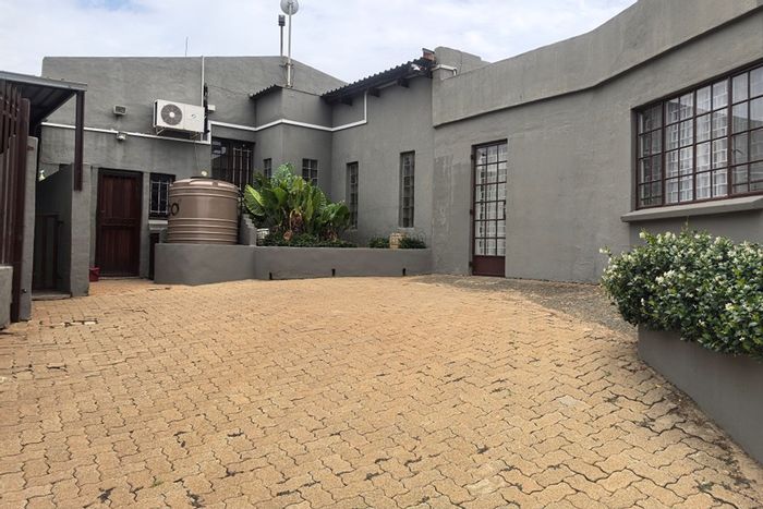 Walker Fruit Farms Small Holding For Sale: Pool, flatlet, solar power, and expansive land.