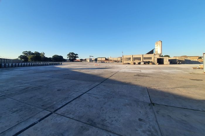 To Rent: 18,000m² Industrial site in Perseverance Industrial with office block and utilities.