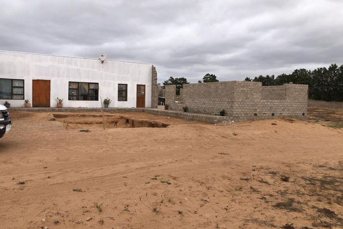 For Sale: Vredenburg Central Farm with 4 bedrooms, second dwelling, vast land.