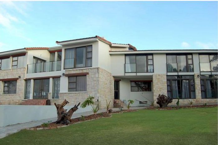 For Sale: 8-Bedroom House in Groot Brakrivier Central with Ocean Views & Cottage.