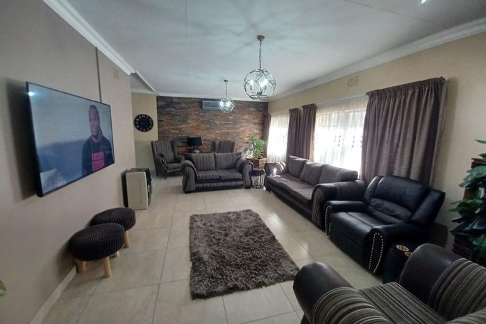 Dalview House For Sale: 4 bedrooms, chef's kitchen, security features, spacious garages.