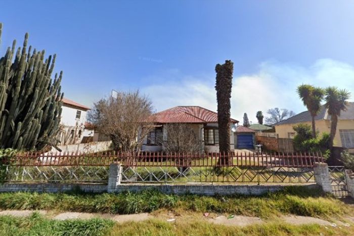 For Sale: House in Casseldale with 14 bedrooms, rental income, and spacious living areas.