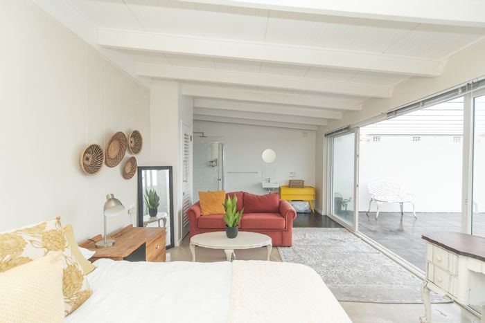 Walmer Apartment For Sale: 3 beds, 3 baths, private balcony, secure parking.