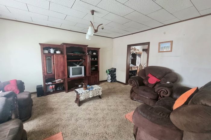 Three-bedroom house with garage and pool available to rent in Cambridge.