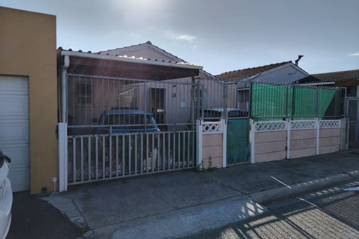 Portlands House For Sale: 2 Bedrooms, spacious yard, parking for 5 cars.