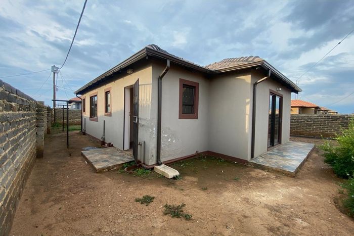 Beverley Hills House For Sale: 3 Bedrooms, spacious yard, near amenities.