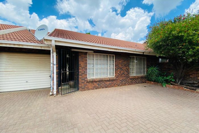 Waldrift Townhouse For Sale: 3 bedrooms, private yard, lock-up garage, friendly community.