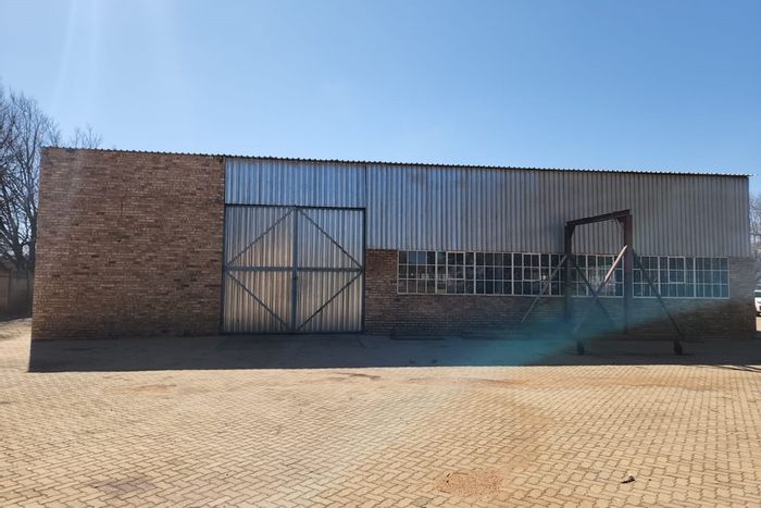Industrial Property For Sale in Stilfontein Central: Versatile space, office area, ample parking.