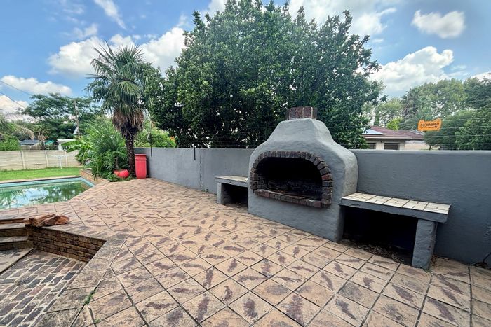 Vaalpark House For Sale: Pool, braai area, double garage, and wheelchair accessible.