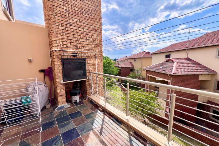 For Sale: 3-bedroom apartment in Summerset with garage, balcony, and roof terrace.