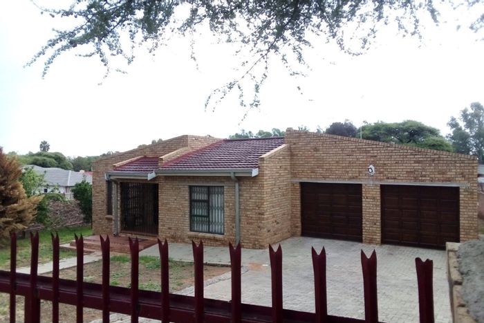For Sale: 4-bedroom house in Hartswater Central with open plan living and parking.