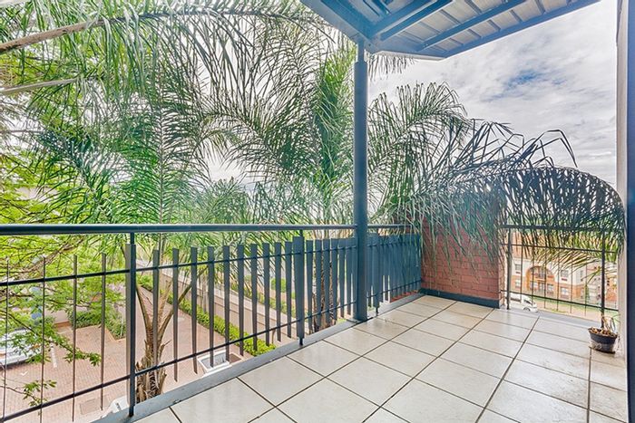 Rivonia Apartment To Rent: 3 beds, pool, balcony, secure estate, 2 parking.