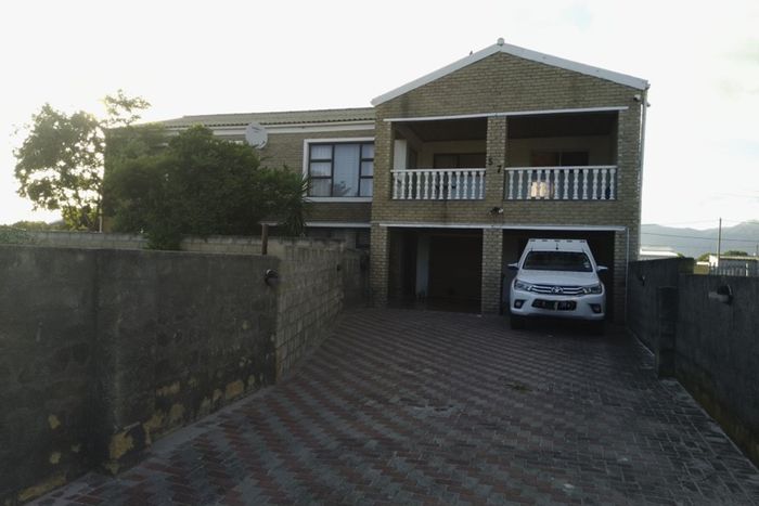 House For Sale in Stanford Central: Pool, Lapa, and Spacious Living Areas.