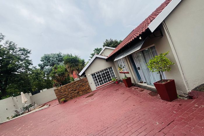 Furnished house in Sandown Estate with security, garden, and workspace. To Rent.