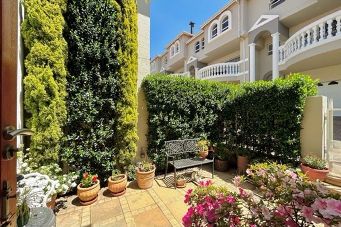 For Sale: 3-Bedroom Townhouse in Bruma with Pool, Garage, and Private Garden.