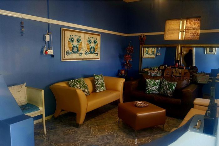 De Beers House For Sale: 3 beds, 2 baths, garage, community access.