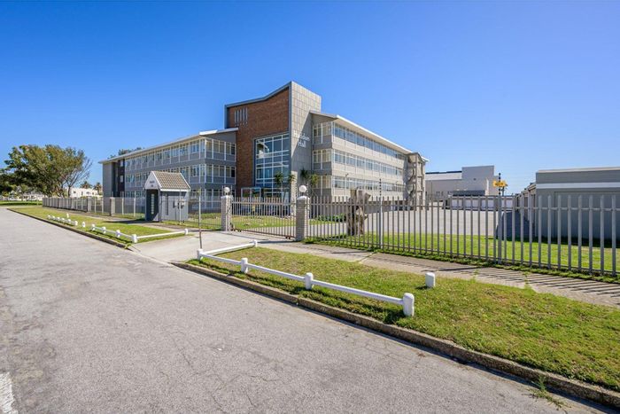 For Sale: 2-bedroom apartment in Summerstrand with private garden and parking bays.