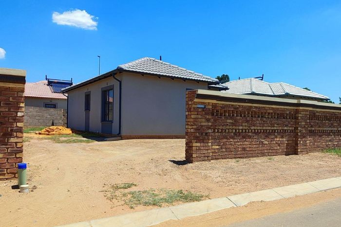 For Sale: House in New Modder with garden, parking, and fiber internet.