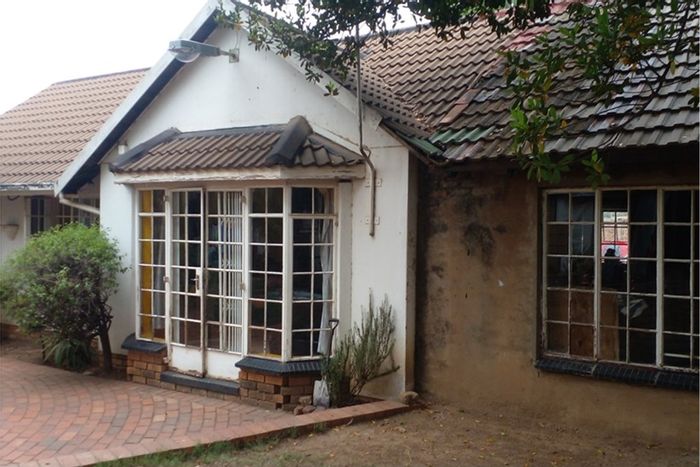 Bloubosrand House For Sale: 6 flatlets, garden oasis, ample parking, income potential.