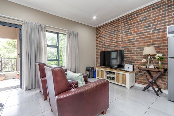 Craighall Park Apartment For Sale: 2 beds, secure complex, pet-friendly garden, close to shopping.