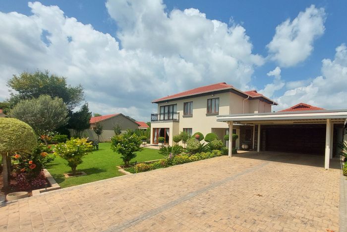 For Sale: House in Wierda Crest Estate with indoor braai, pajama lounge, and garden.
