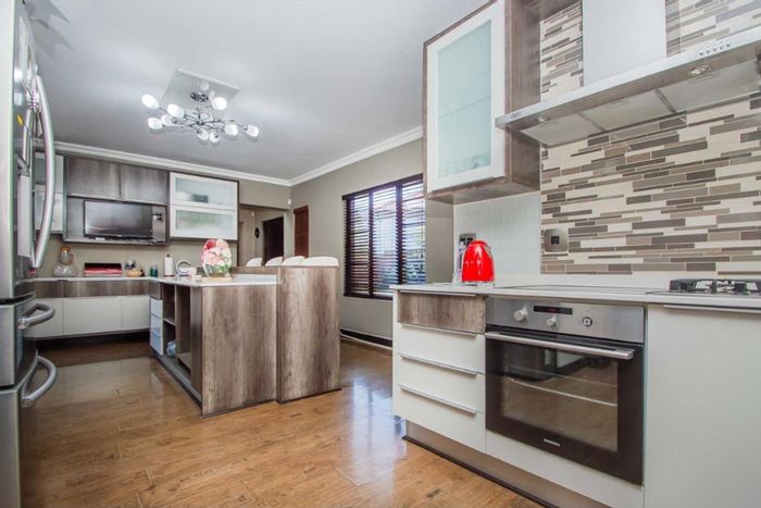Tres Jolie House For Sale: 3 Bedrooms, Pool, Garden, Security, Near Top Schools.