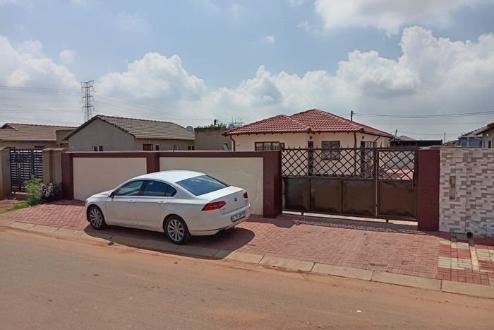 3-Bedroom House To Rent in Protea Glen with ample parking and pet-friendly.