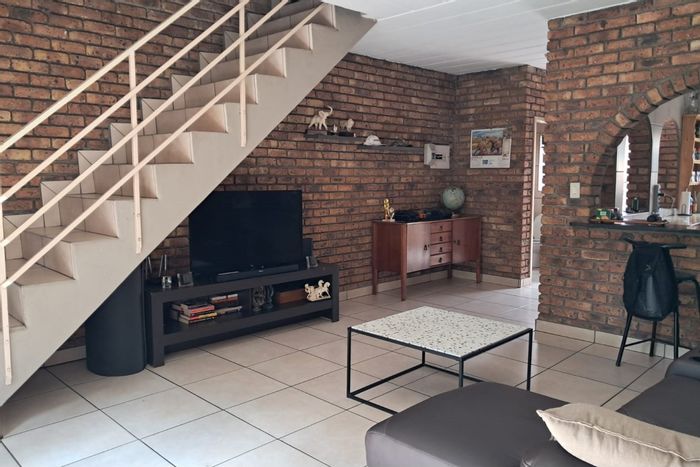Pet-friendly townhouse in Dayanglen with garden, garage, and visitor parking. For Sale.