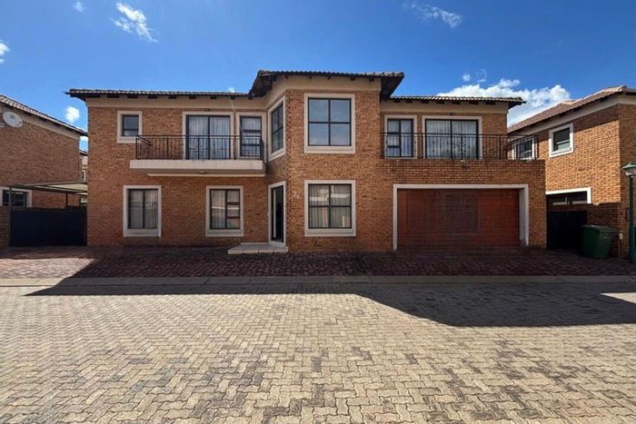 Townhouse for Sale in New Market Park: 3 beds, gourmet kitchen, entertainment area.