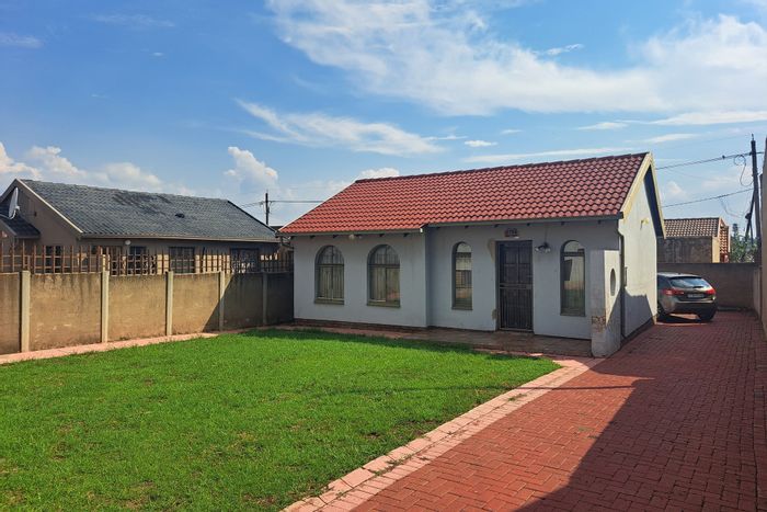 2-Bedroom House To Rent in Moroka North with outdoor space and prepaid electricity.