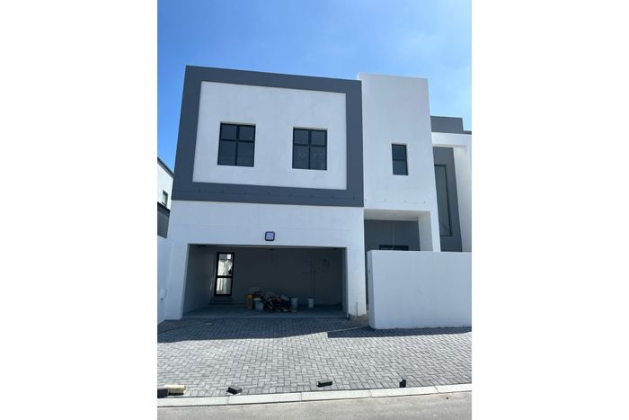 For Sale: Spacious 4-Bedroom House in Sandown with Large Outdoor Area and Parking.