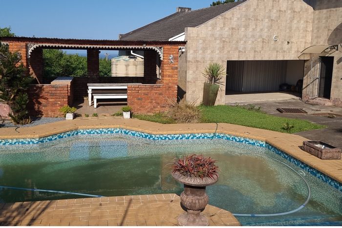 For Sale: Spacious 4-Bedroom House in Sunnyridge with Pool and Dual Garages.