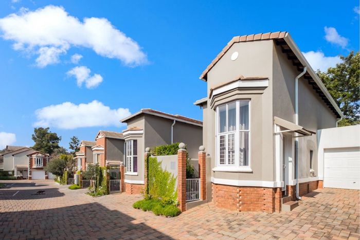 Bryanston Townhouse For Sale: Open plan living, pool, 24-hour security, pet-friendly.