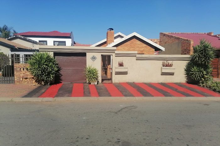 House To Rent in Protea Glen: 2 beds, ensuite, fireplace, secure parking.