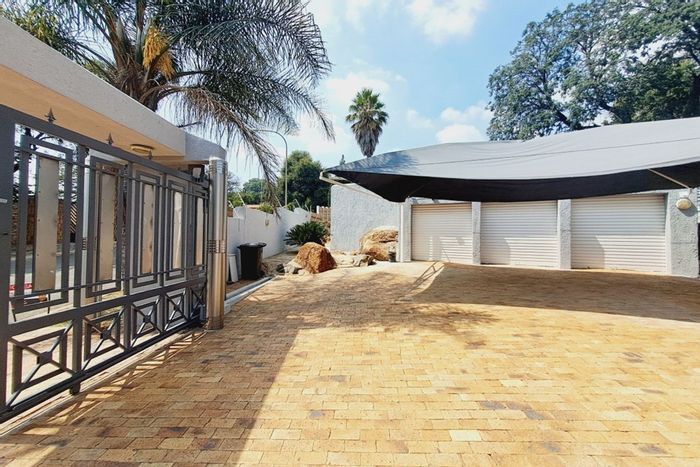 Glenvista House For Sale: 5 Bedrooms, pool, entertainment area, and investment potential.