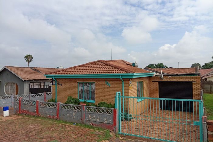 House for Sale in Lenasia Ext 10: 3 Bedrooms, Garage, Pet-Friendly, Fibre Internet.