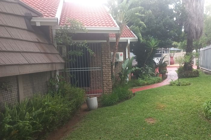 Geelhoutpark House For Sale: 3 beds, pool, garden, 2-car garage, spacious lot.