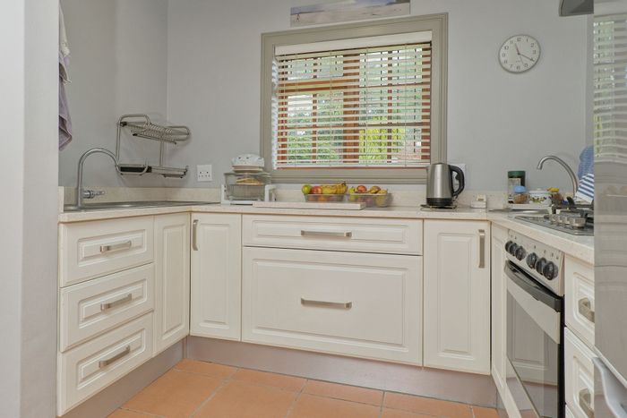 For Sale: Spacious Lorraine Townhouse with 3 bedrooms, double garage, pet-friendly garden.