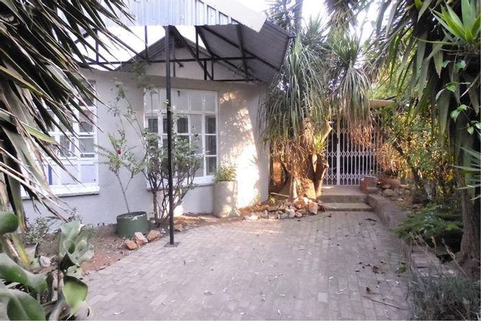 Dewitsrus House For Sale: 5 Bedrooms, spacious garden, dual entrances, ample parking.