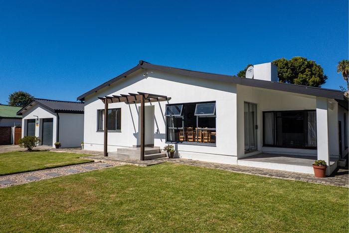 Loerie Park House For Sale: 3 beds, multi-purpose room, spacious backyard, mountain views.