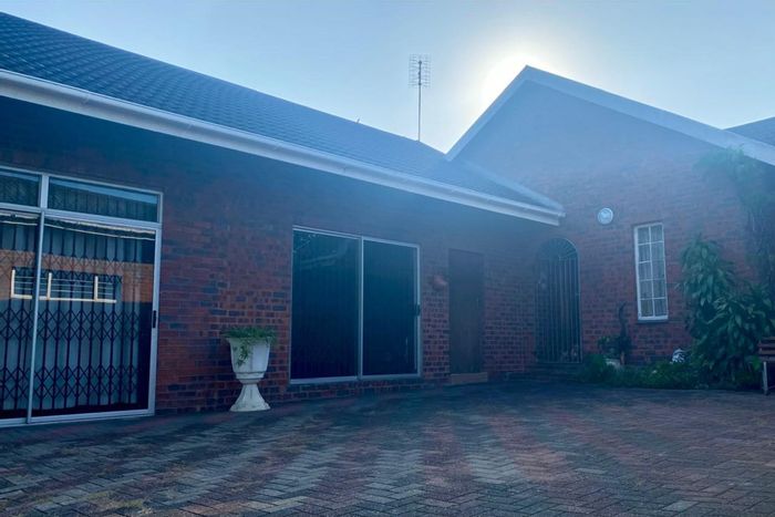 For Sale: House in Meer En See with 3 beds, 2 baths, and 4 parking.