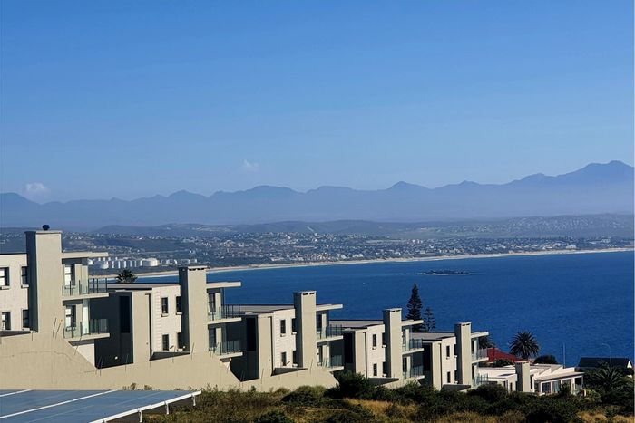 For Sale: Apartment in Da Nova, near hospitals, with garage and indoor braai.