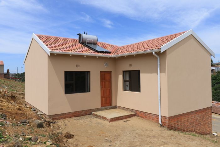 Amalinda Townhouse For Sale: 3 beds, garden, parking, solar geyser, close amenities.